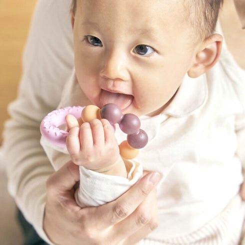 カミカミBaby よくばりドーナツ ドーナツが2つつながったシリコン素材の歯がため 色で違う硬さを楽しめる