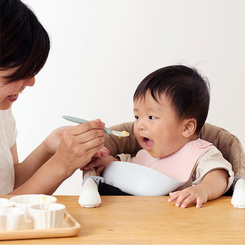 【5~8ヶ月ごろ】こだわりフィーディングスプーン ケース付 唇を閉じて食べる練習に スプーン食べが自然に身につきやすい すくいやすい中芯入り