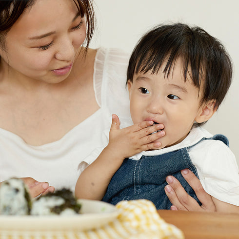 まぜまぜベビー焼きのり 混ぜまぜベビーのりのおにぎりを食べる男の子