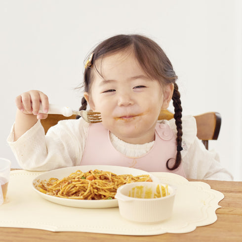 【1.5歳ごろ~】フォーク&スプーン print I'm Doraemon ドラえもん フォークを握って食事をしている女の子