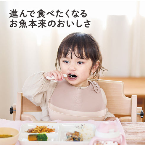 ごろっとおさかな さば水煮 さば水煮を食べている女の子