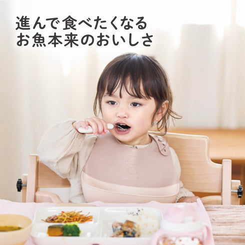 ごろっとおさかな さんま水煮 さんま水煮を食べている女の子