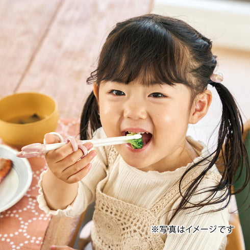 エジソンのお箸Ⅰミッフィー&メラニー 右手用 お箸を使ってご飯を食べている女の子