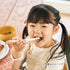 エジソンのお箸Ⅰミッフィー&メラニー 右手用 お箸を使ってご飯を食べている女の子
