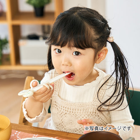 エジソンのお箸Ⅰミッフィー&メラニー 右手用 お箸を使ってご飯を食べている女の子2