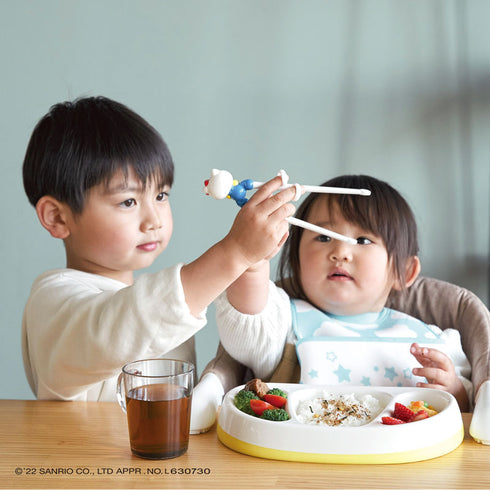 【2歳ごろ～就学前】エジソンのお箸Ⅰ　ケース付　ハローキティ・レトロ　左手用　ハローキティのマスコット付きのお箸　リングに指を入れるだけで、すぐにお箸が使える