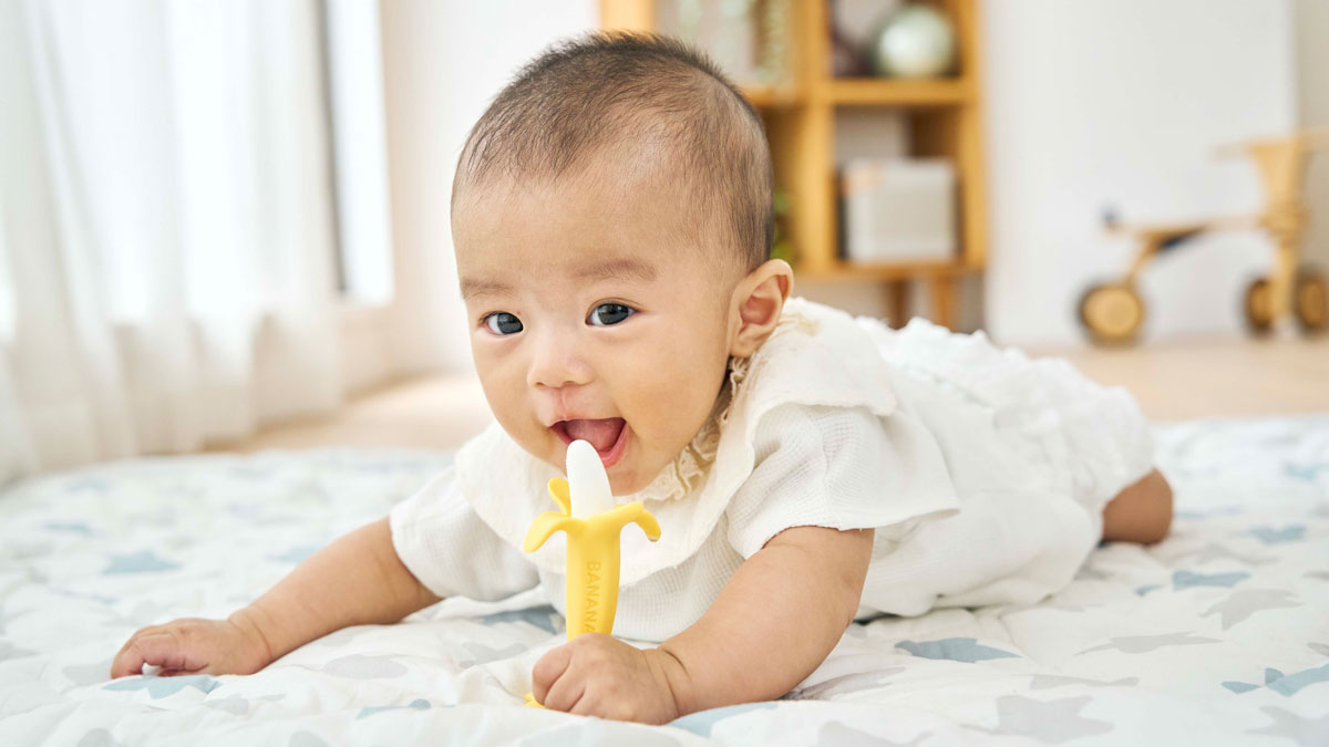 赤ちゃんが歯がためを口にしています。