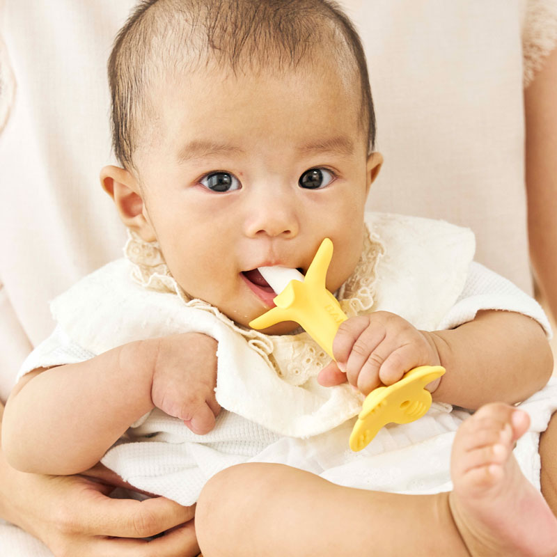 歯のむずがゆさを解消するためにカミカミ baby バナナプラスを噛んでいます。