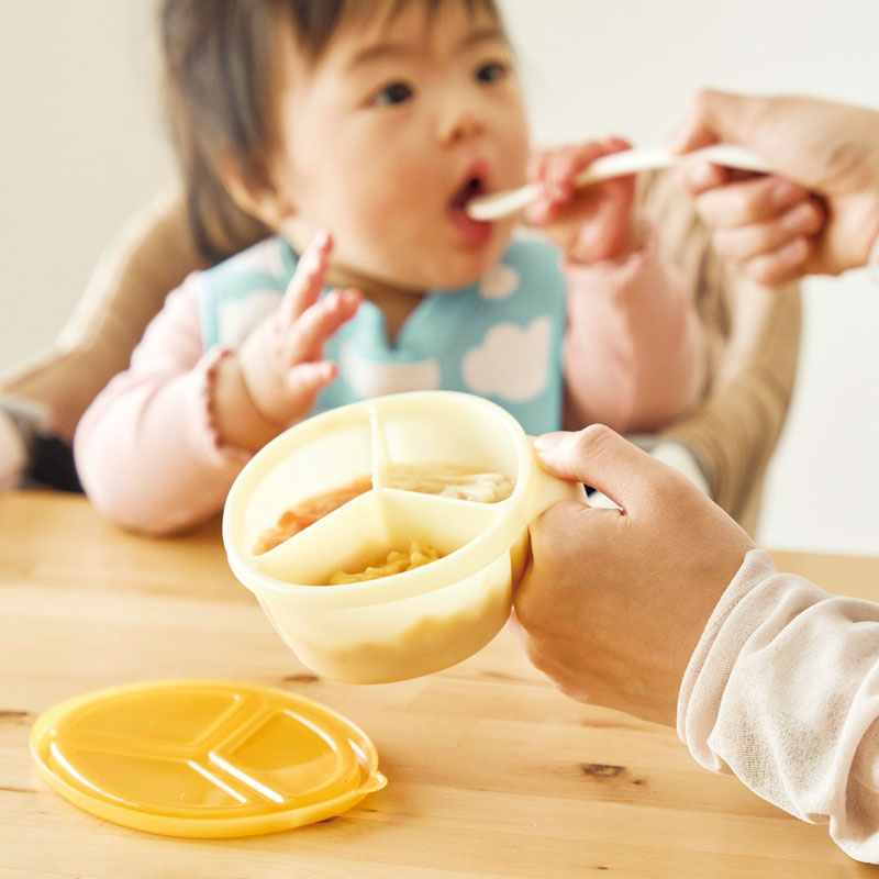 取っ手付きで食べさせやすい